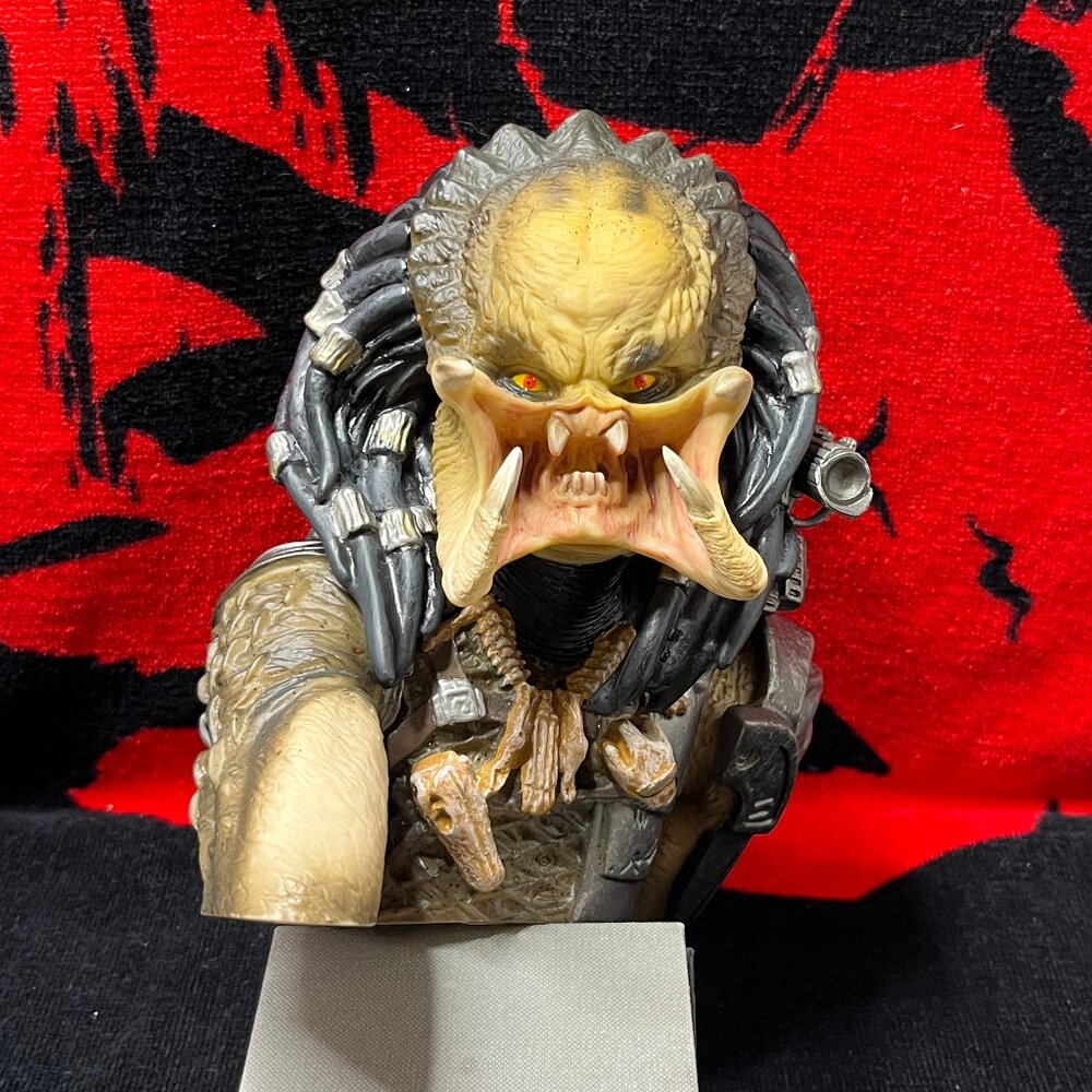 Predator Bust Bank. Diamond Select. Excellent Condition